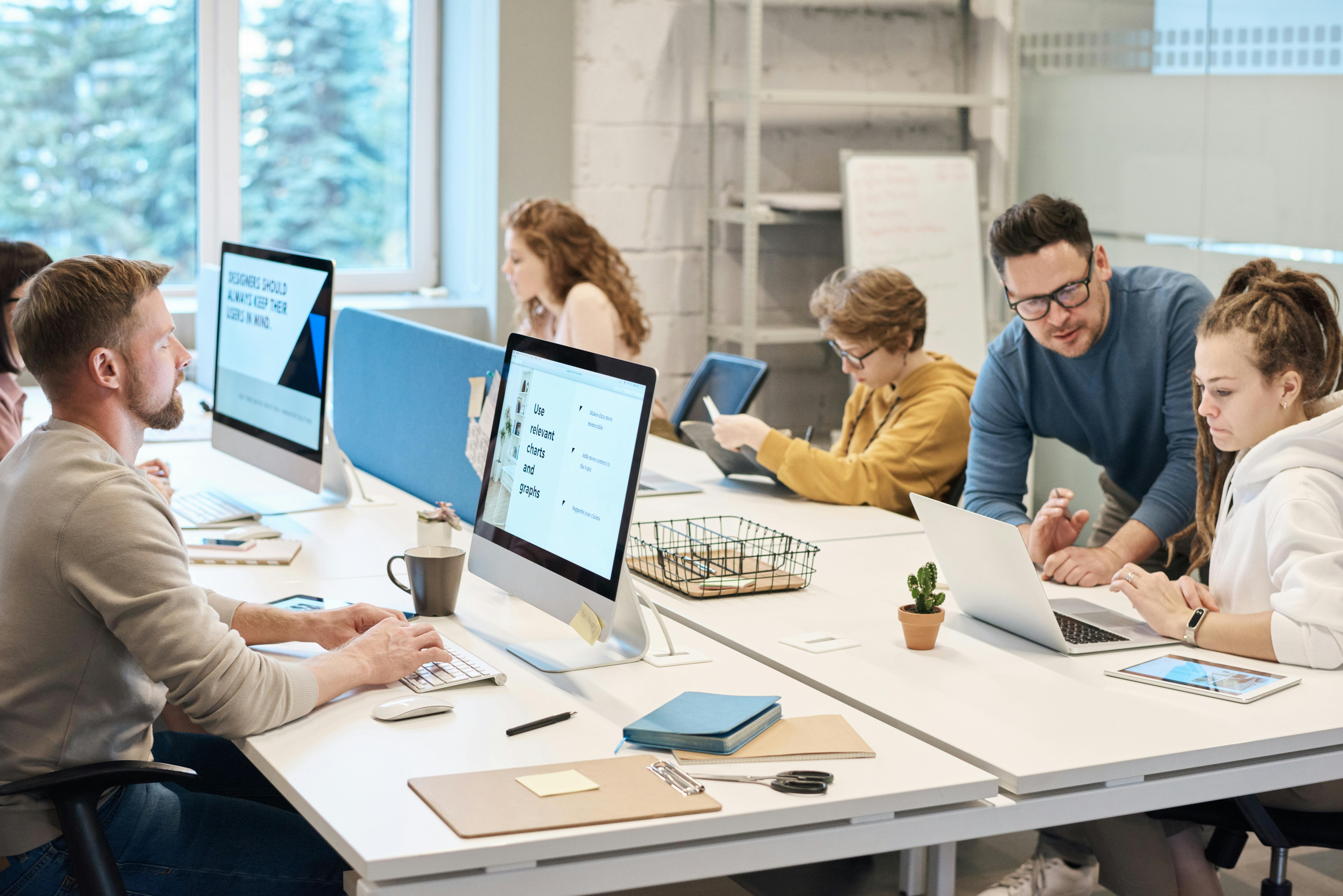 Team dat samenwerkt aan een juridisch dossier